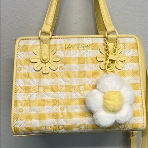 🌼 Betsey Johnson Buttery Yellow Bag w/ Daisy Charm (Removable Crossbody Strap)
